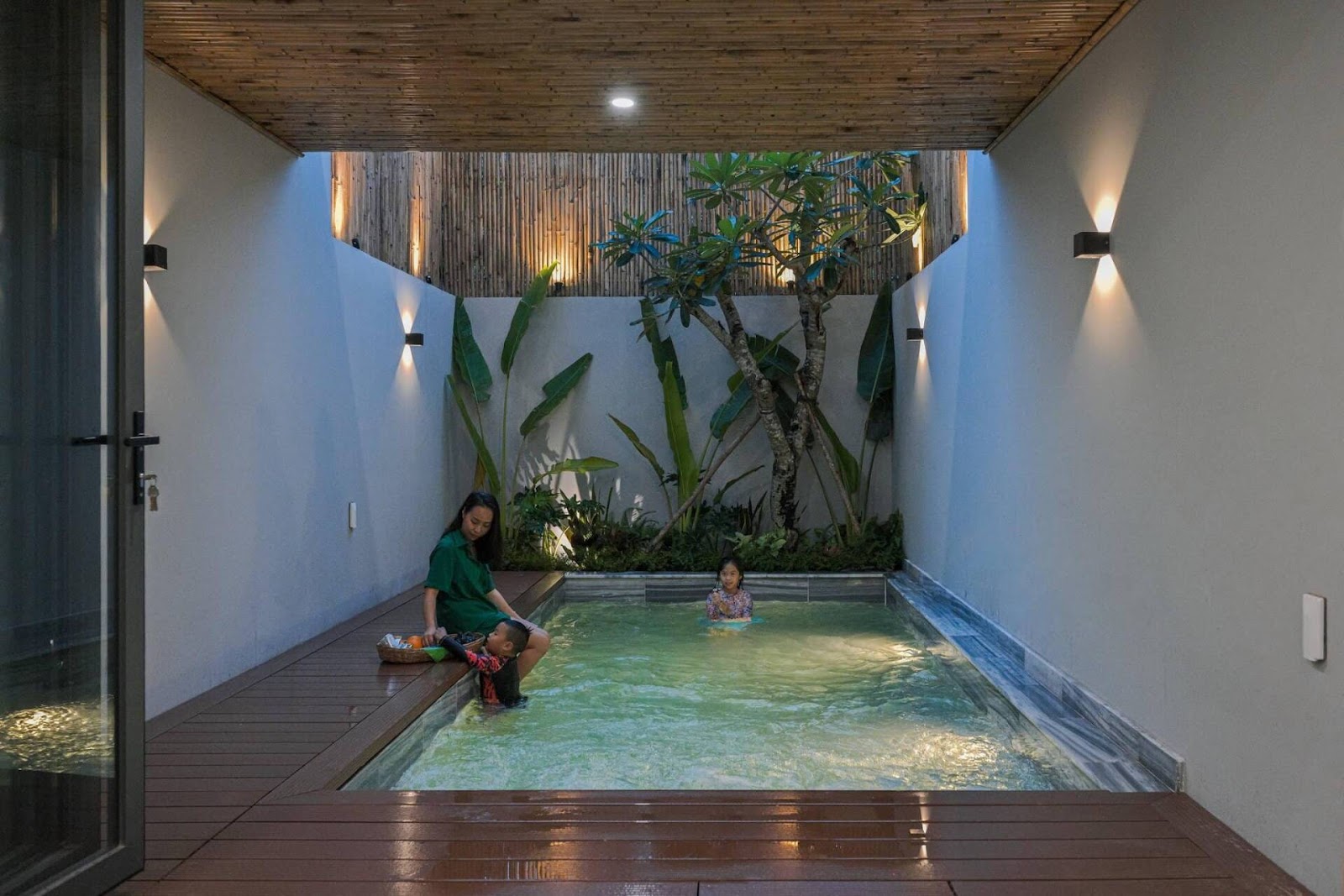 Các mẫu hồ bơi gia đình hiện đại và 5 lưu ý bạn cần biết khi xây hồ bơi