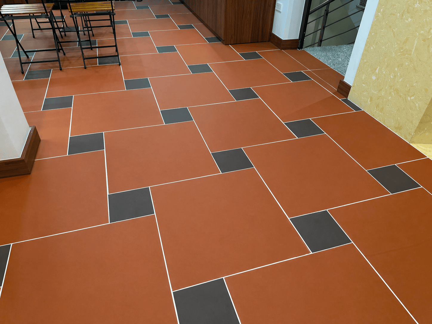 Gợi ý những cách lát gạch đỏ giúp không gian sống động và cuốn hút hơn