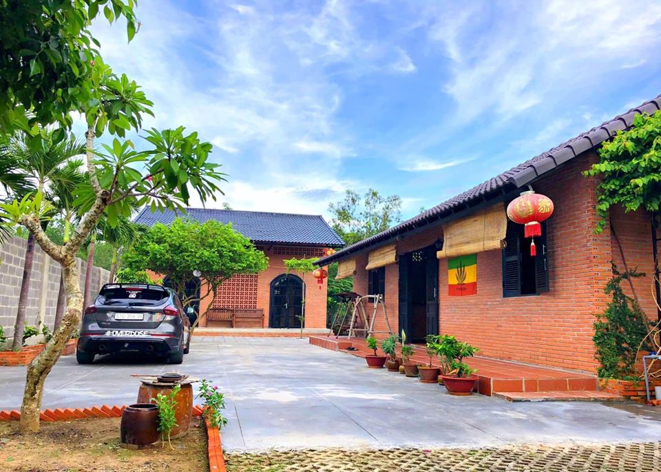 Mẫu nhà mái ngói hiện đại chốn thôn quê cực hút mắt
