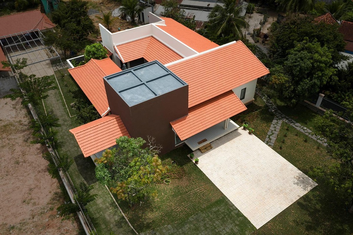 Nhà mái ngói hiện đại sân vườn và hồ cá đẹp