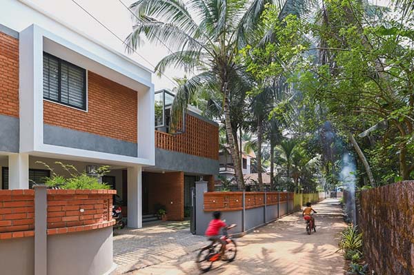 Không gian sống mát mẻ nhờ lớp gạch nung bao phủ quanh nhà