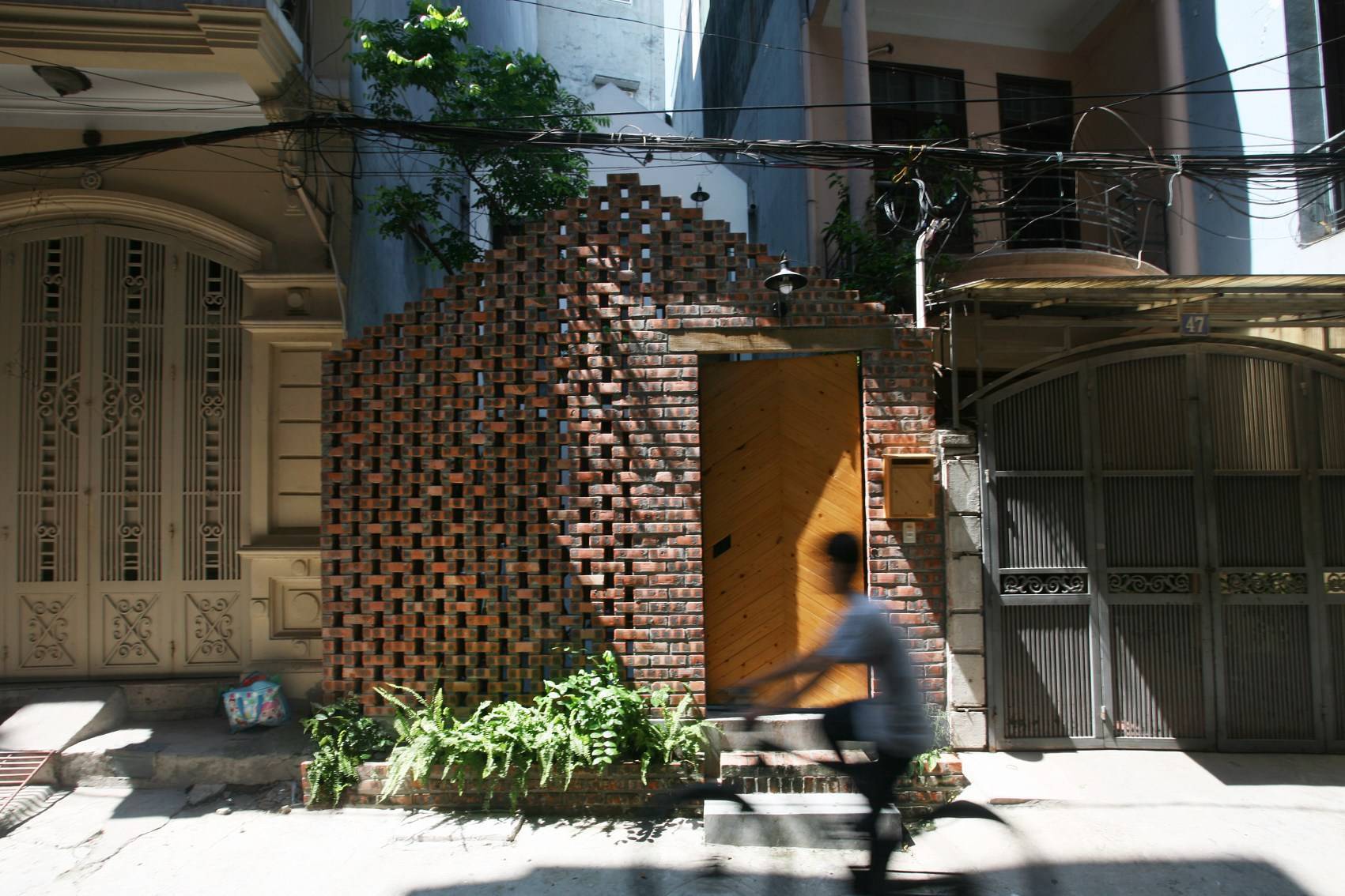 Những lý do không nên xây nhà thấp hơn 2 nhà bên cạnh