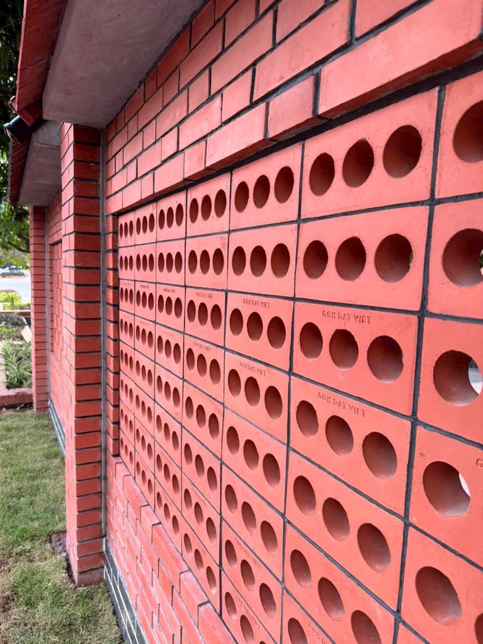 Gạch 3 Lỗ Không Trát Gốm Đất Việt – Tường Mộc Đẹp Tự Nhiên, Bền Chắc Lâu Dài