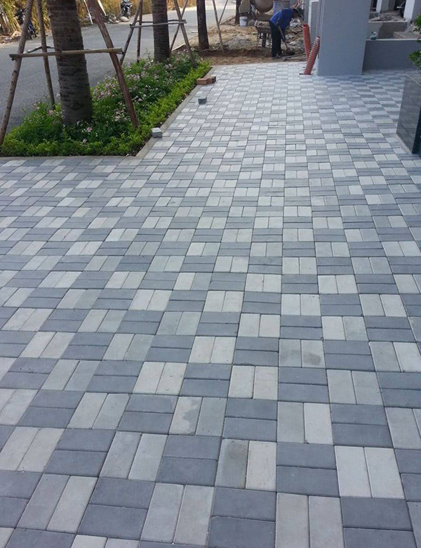 Thi công gạch chữ nhật tự chèn ngoài trời