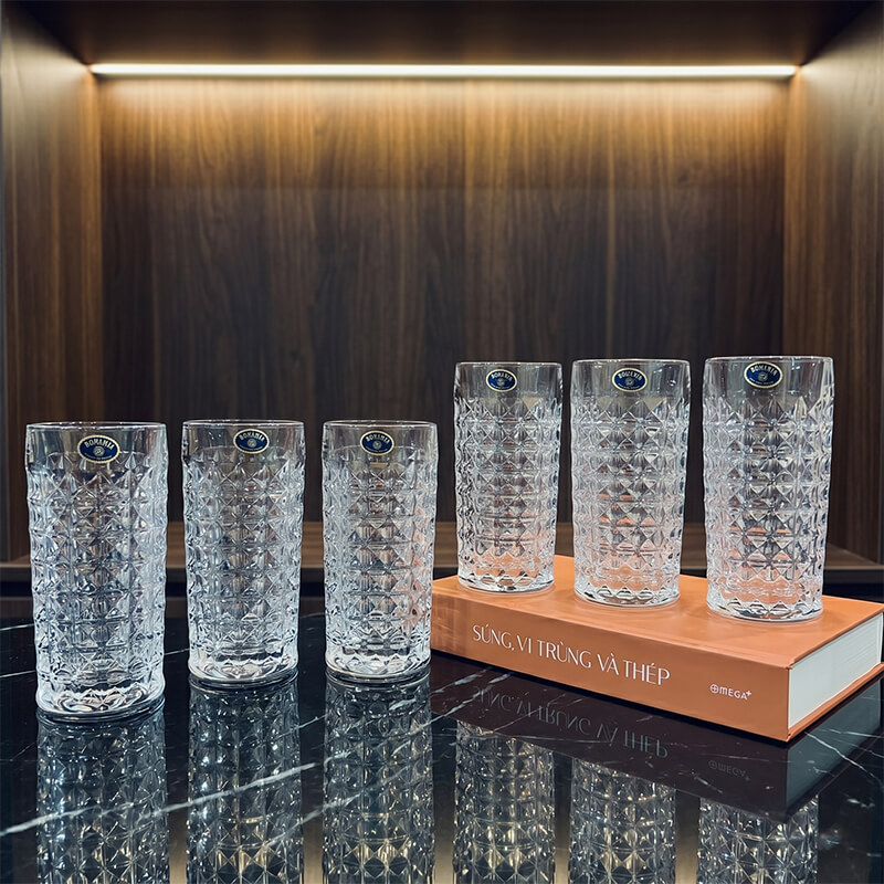 6 chiếc ly pha lê đặt cạnh cuốn sách