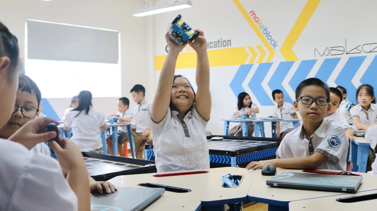 Học sinh trường I-Sắc Niu-Tơn hào hứng trong buổi học Steam Robotics