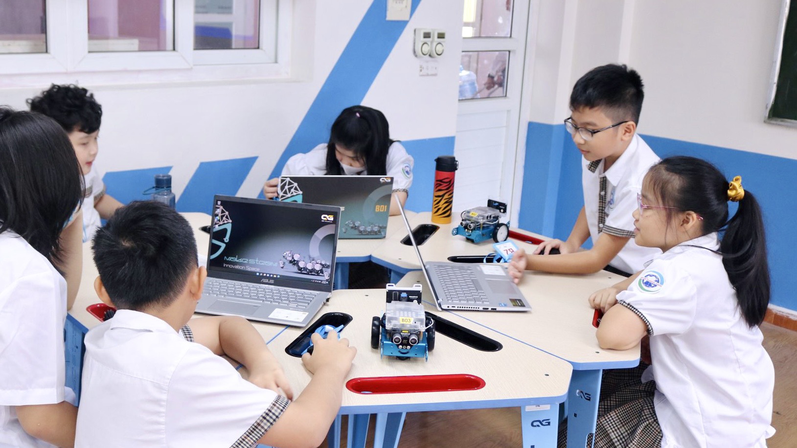 Học sinh trường I-Sắc Niu-Tơn hào hứng trong buổi học Steam Robotics 