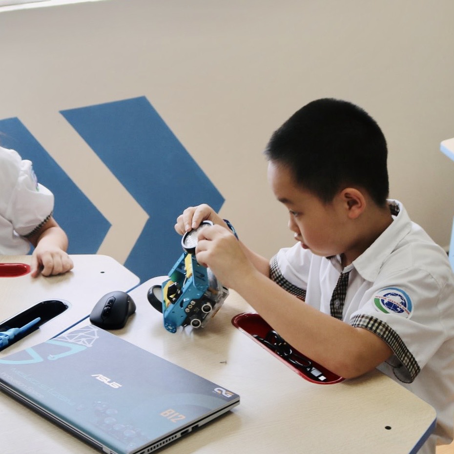 Học sinh trường I-Sắc Niu-Tơn hào hứng trong buổi học Steam Robotics