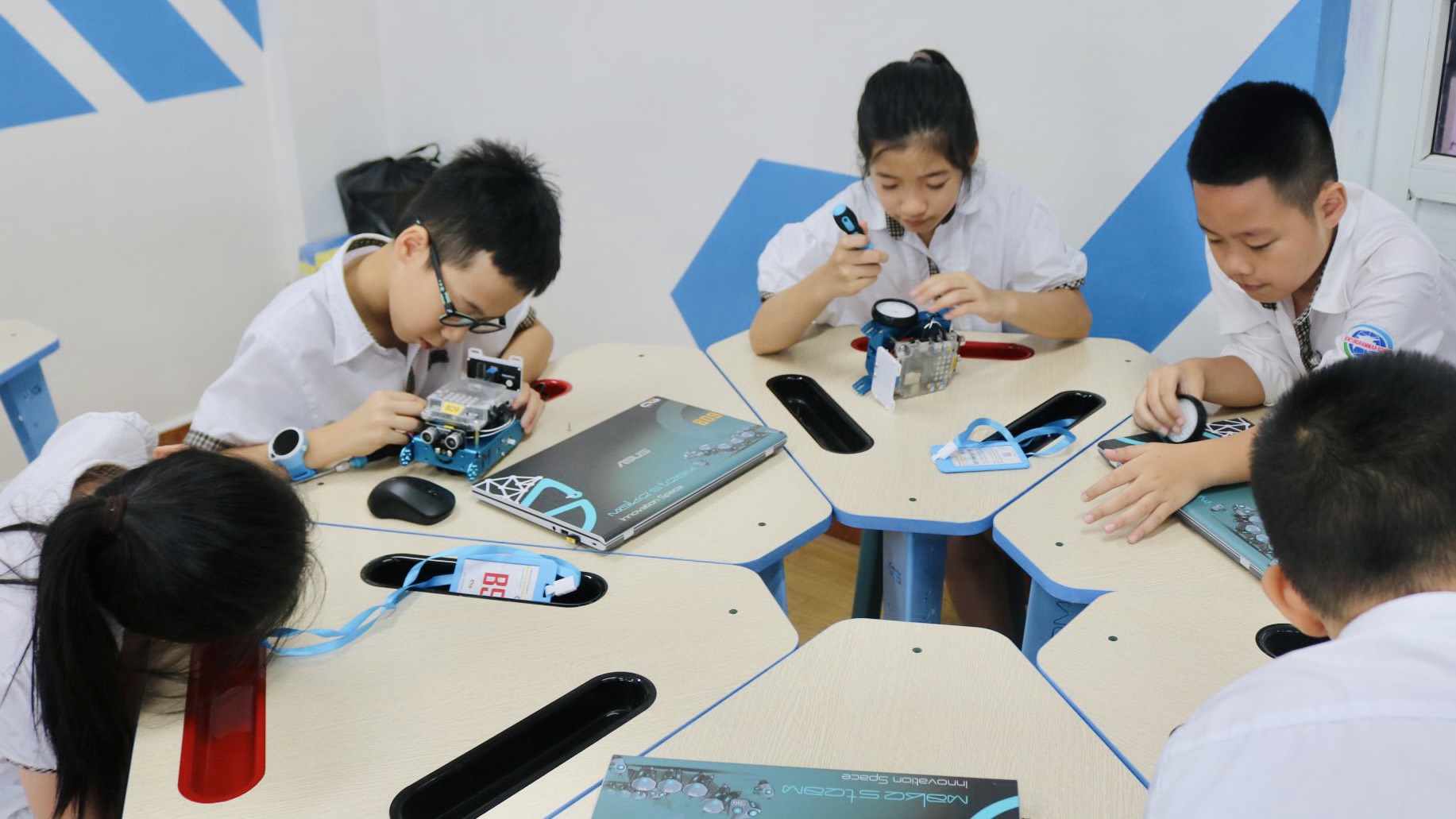 Học sinh trường I-Sắc Niu-Tơn hào hứng trong buổi học Steam Robotics