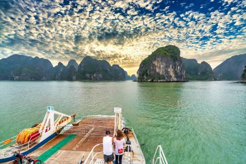Cẩm nang du lịch Cát Bà từ Hà Nội: Hành trình khám phá đảo Ngọc giữa vịnh Bắc Bộ