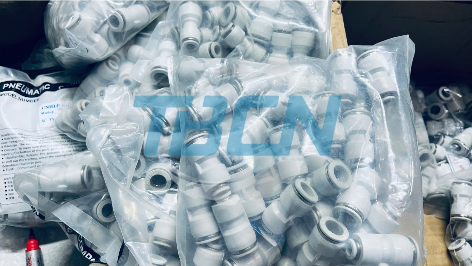 Cút nối nhanh khí nén màu trắng