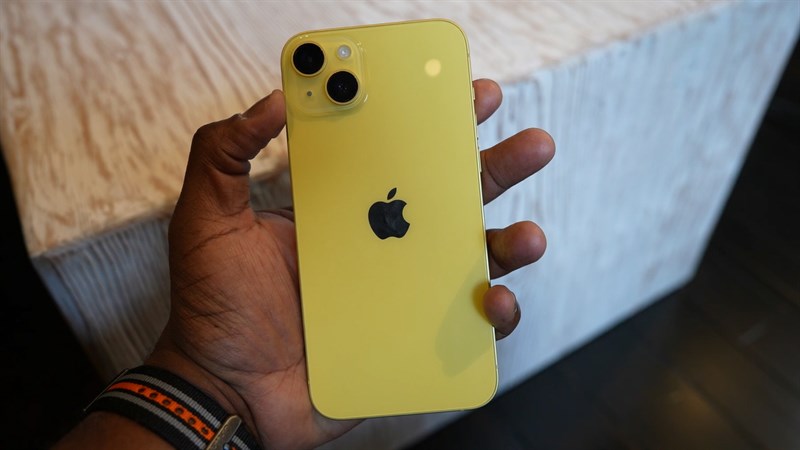 APPLE cho ra iPhone 14 và 14 Plus màu CHUỐI