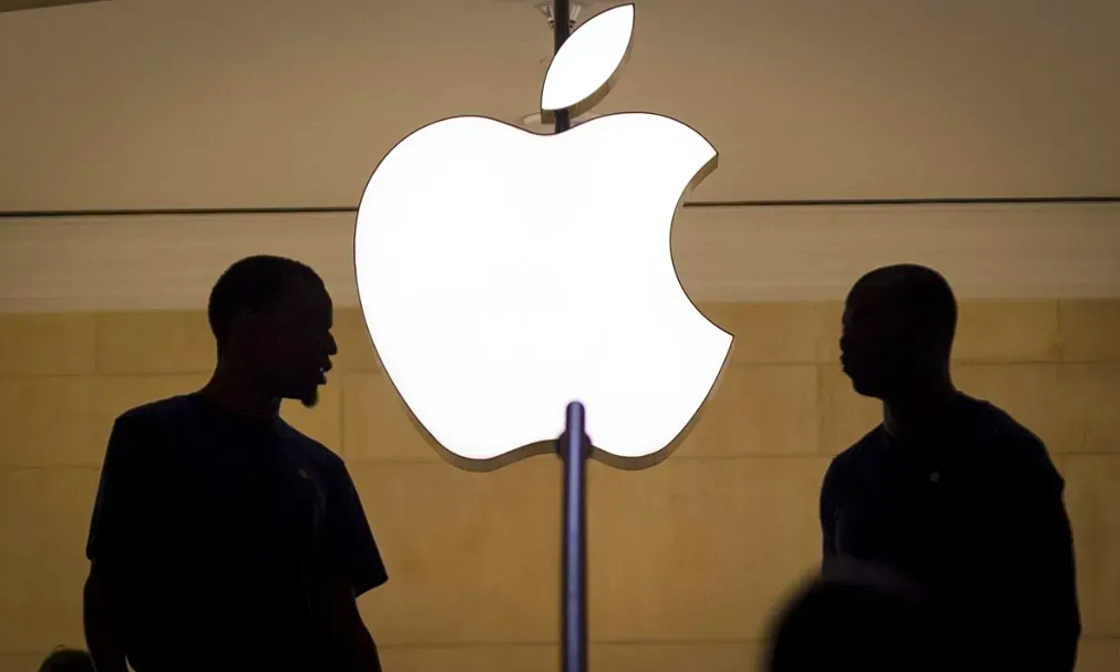 Apple bị tố áp đặt nhân viên