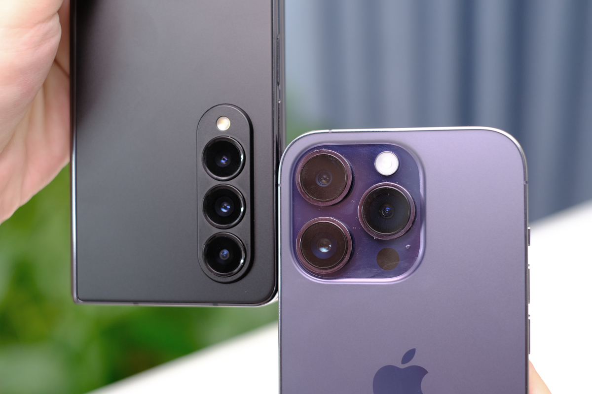 iPhone 14 Pro đọ dáng Galaxy Z Fold4