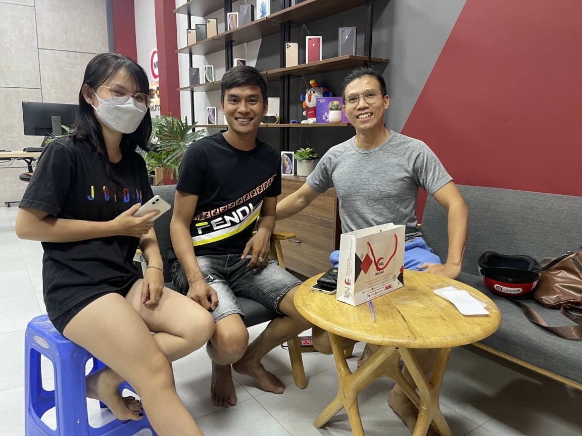 Em trai chạy từ Dĩ An lên mua iPhone 11 128G  tặng cho bạn gái