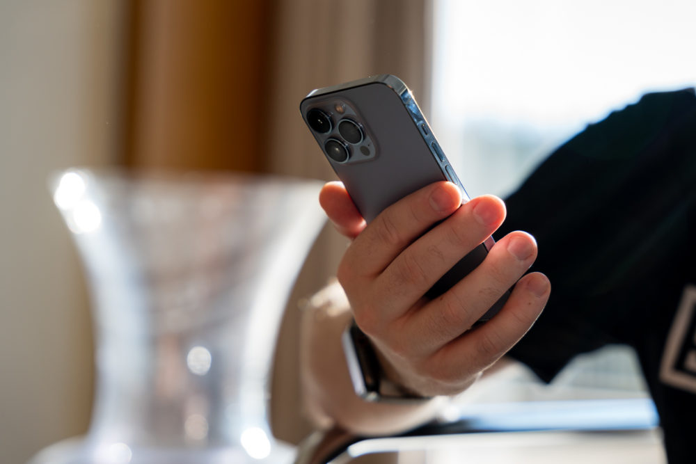 Bỏ ốp iPhone - 'cách mới để thể hiện sự giàu có'