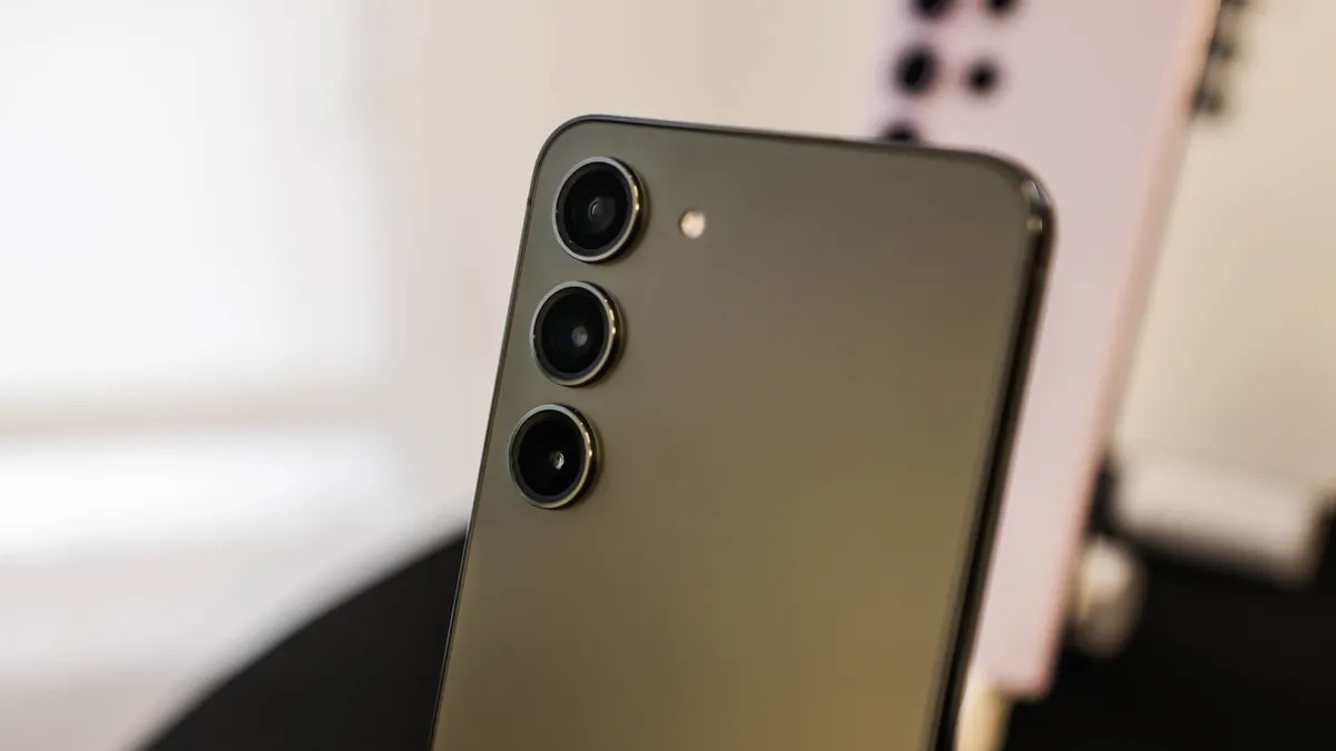 Rò rỉ Samsung Galaxy S24 cho thấy góc nhìn 360 độ của thiết kế cạnh phẳng mới