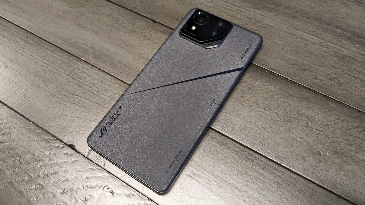 Asus ROG Phone 8 Pro kết hợp giữa phong cách và chức năng dành cho game thủ