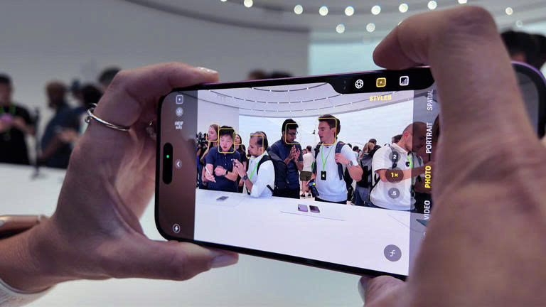 Trên tay iPhone 16: Pro hơn tôi mong đợi