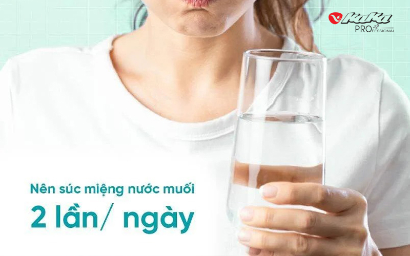 Duy trì thói quen súc miệng bằng nước ấm mỗi ngày