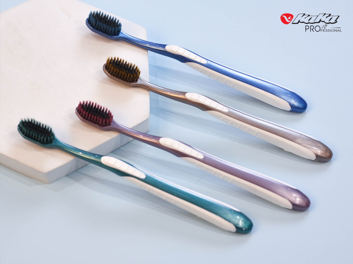 Lựa chọn bàn chải lông mềm như KaKa 602 giúp làm giảm khả năng tụt nướu