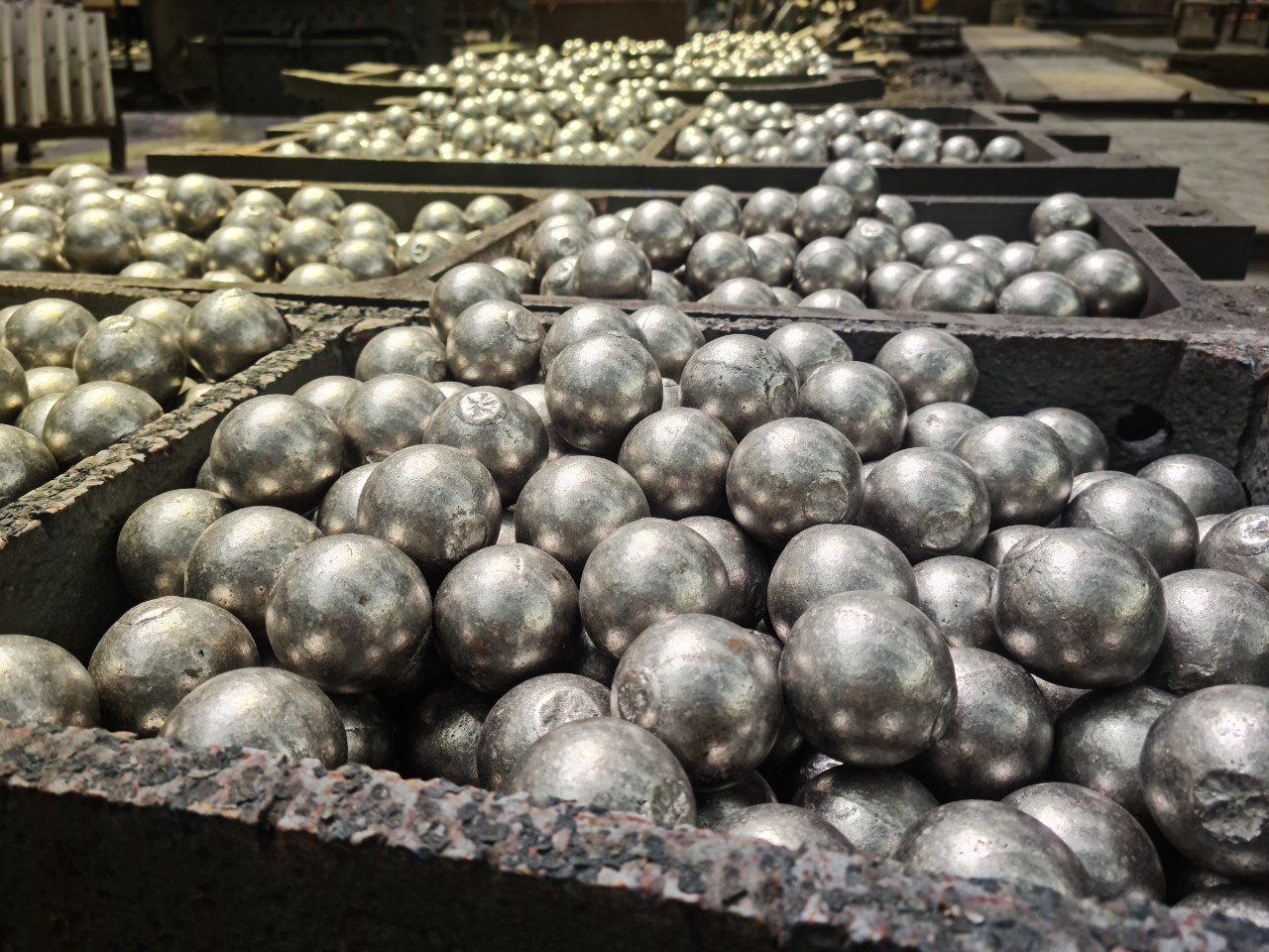 Low chromium cast iron grinding ball