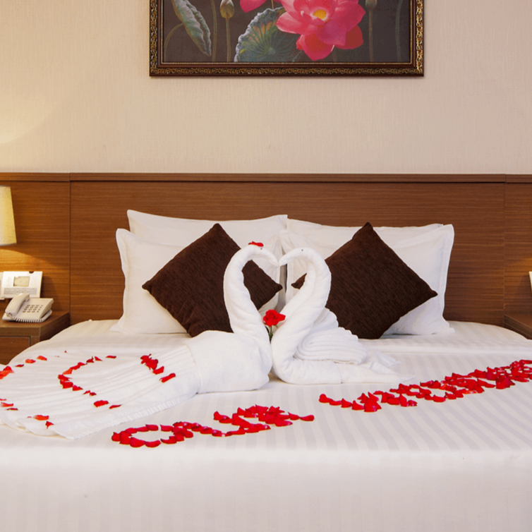 cach-gap-khan-trang-tri-giuong-khach-san-sang-tao