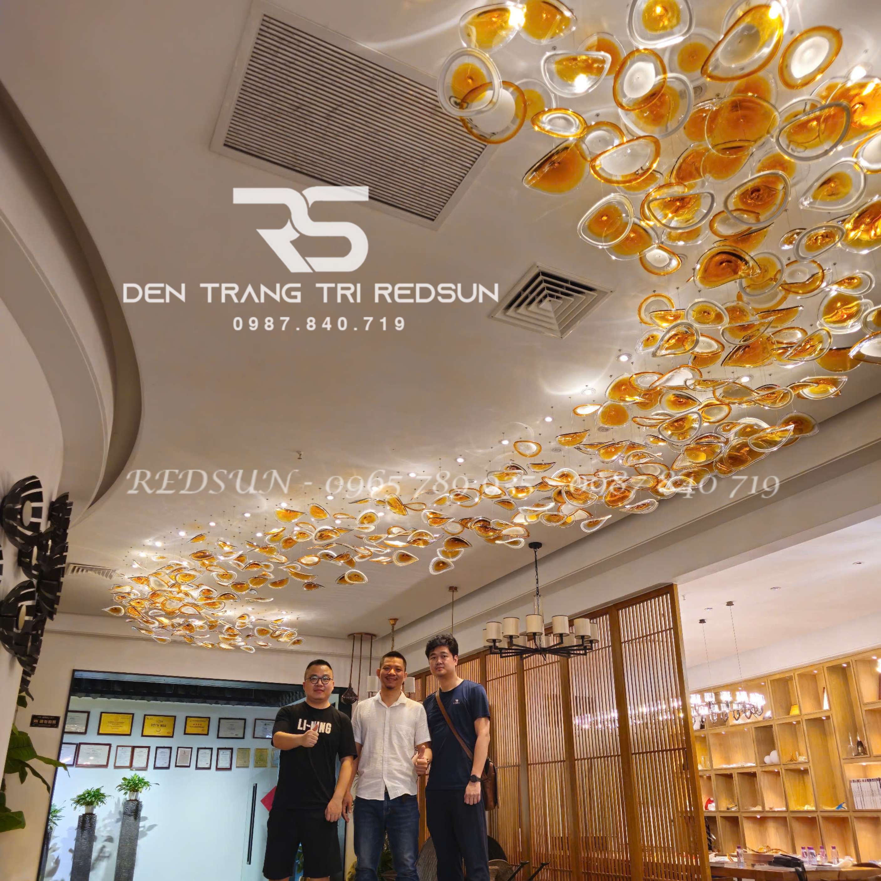 den-tha-thuy-tinh-hien-dai-hinh-la-lap-thong-tang-cau-thang-phong-khach-ban-an-htk-nk001