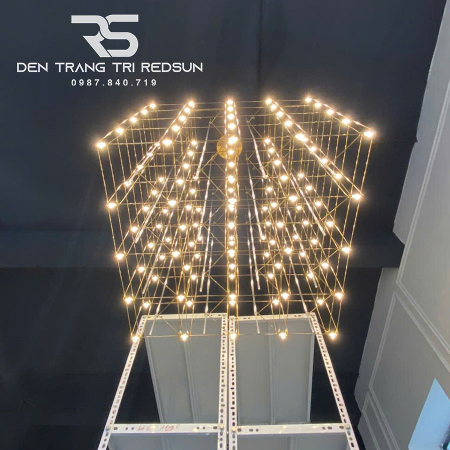 den-chum-lap-thong-tang-sanh-khach-san-phong-cach-bac-au-hien-dai-bau-troi-day-sao-dc-t086