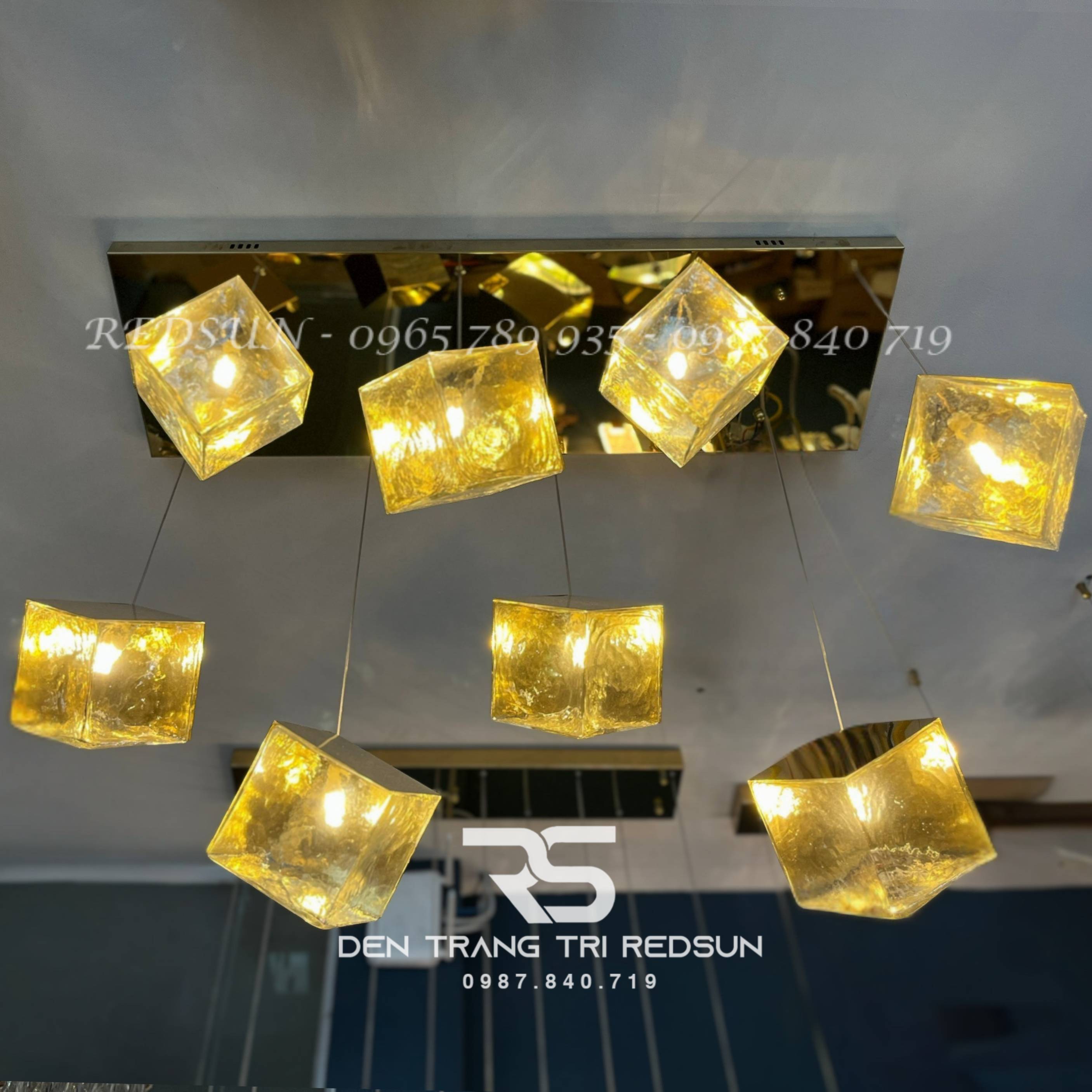 den-tha-thuy-tinh-hien-dai-hinh-khoi-vuong-lap-thong-tang-cau-thang-phong-khach-ban-an-htk-nk002