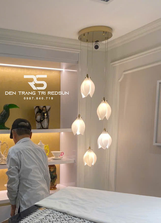 den-tha-phong-cach-hien-dai-dang-hoa-moc-lan-lap-phong-khach-thong-tang-sanh-hanh-lang-htk052