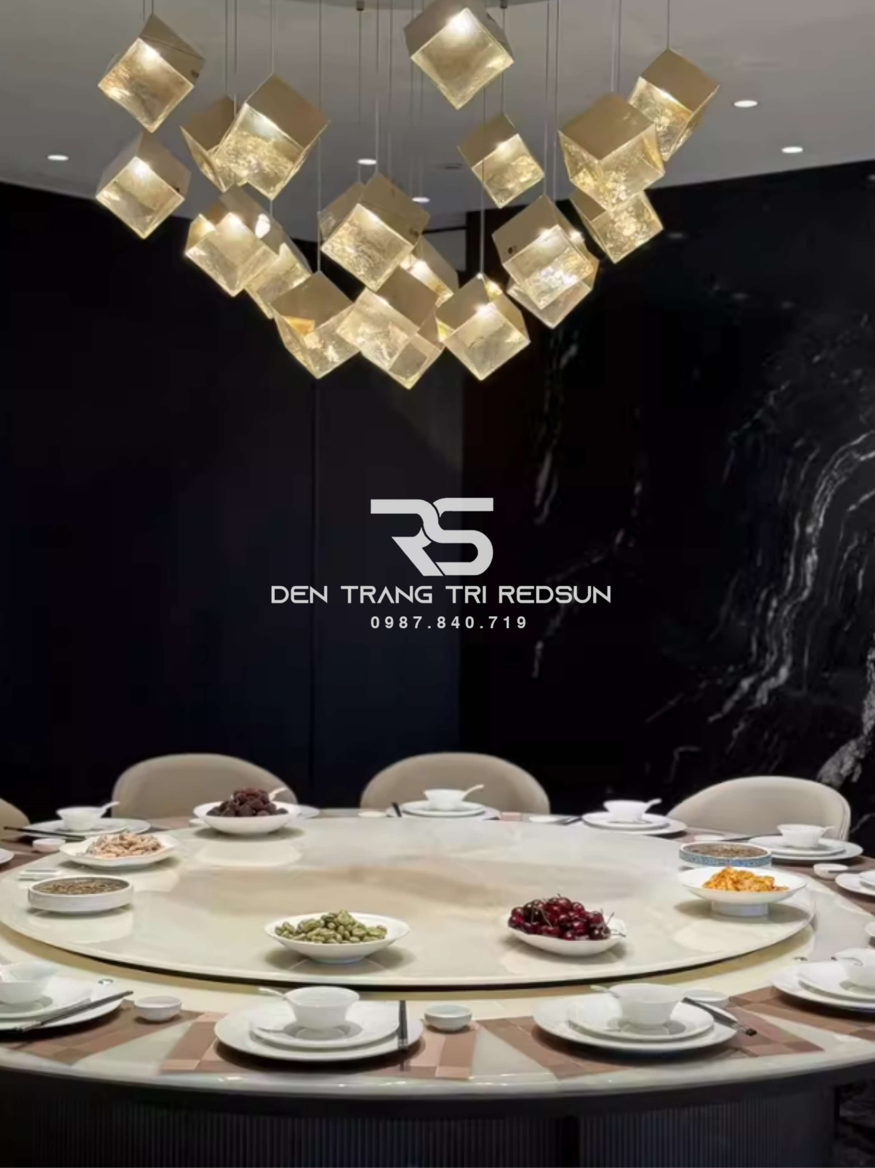 den-tha-thuy-tinh-hien-dai-hinh-khoi-vuong-lap-thong-tang-cau-thang-phong-khach-ban-an-htk-nk002