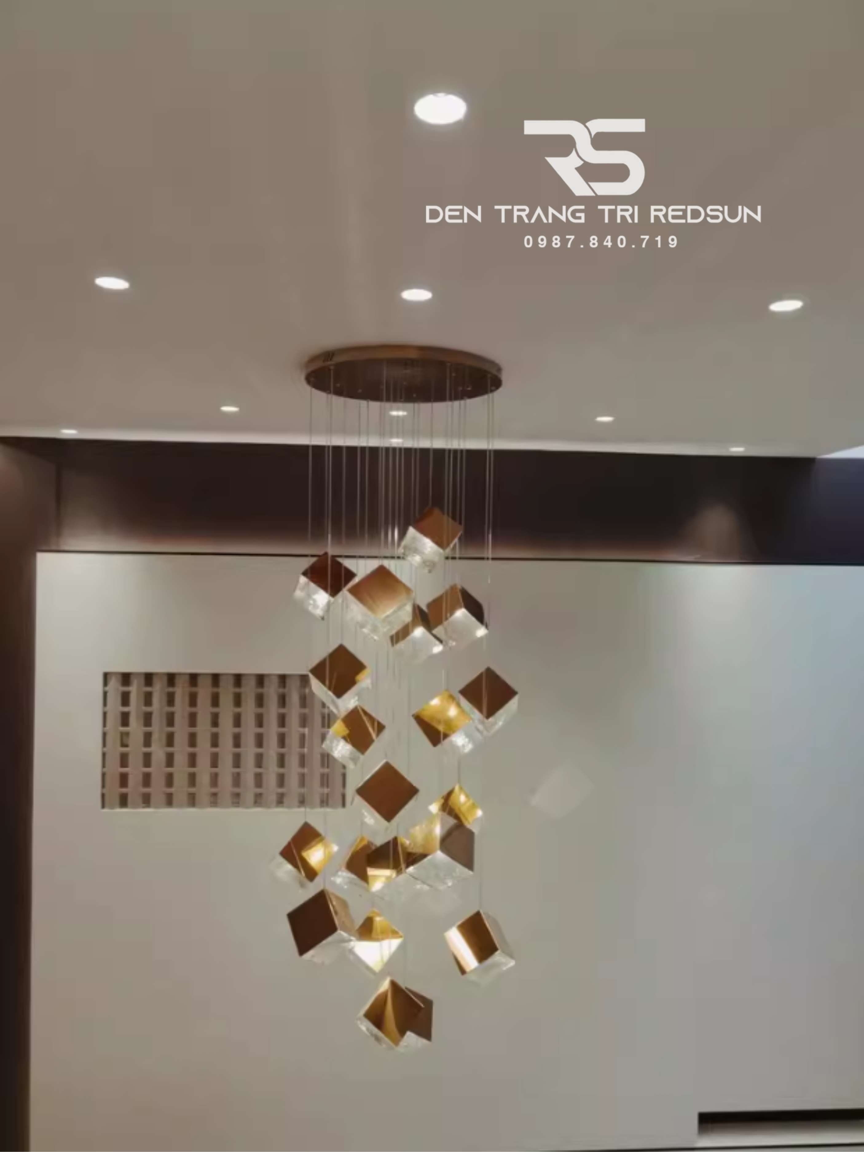 den-tha-thuy-tinh-hien-dai-hinh-khoi-vuong-lap-thong-tang-cau-thang-phong-khach-ban-an-htk-nk002