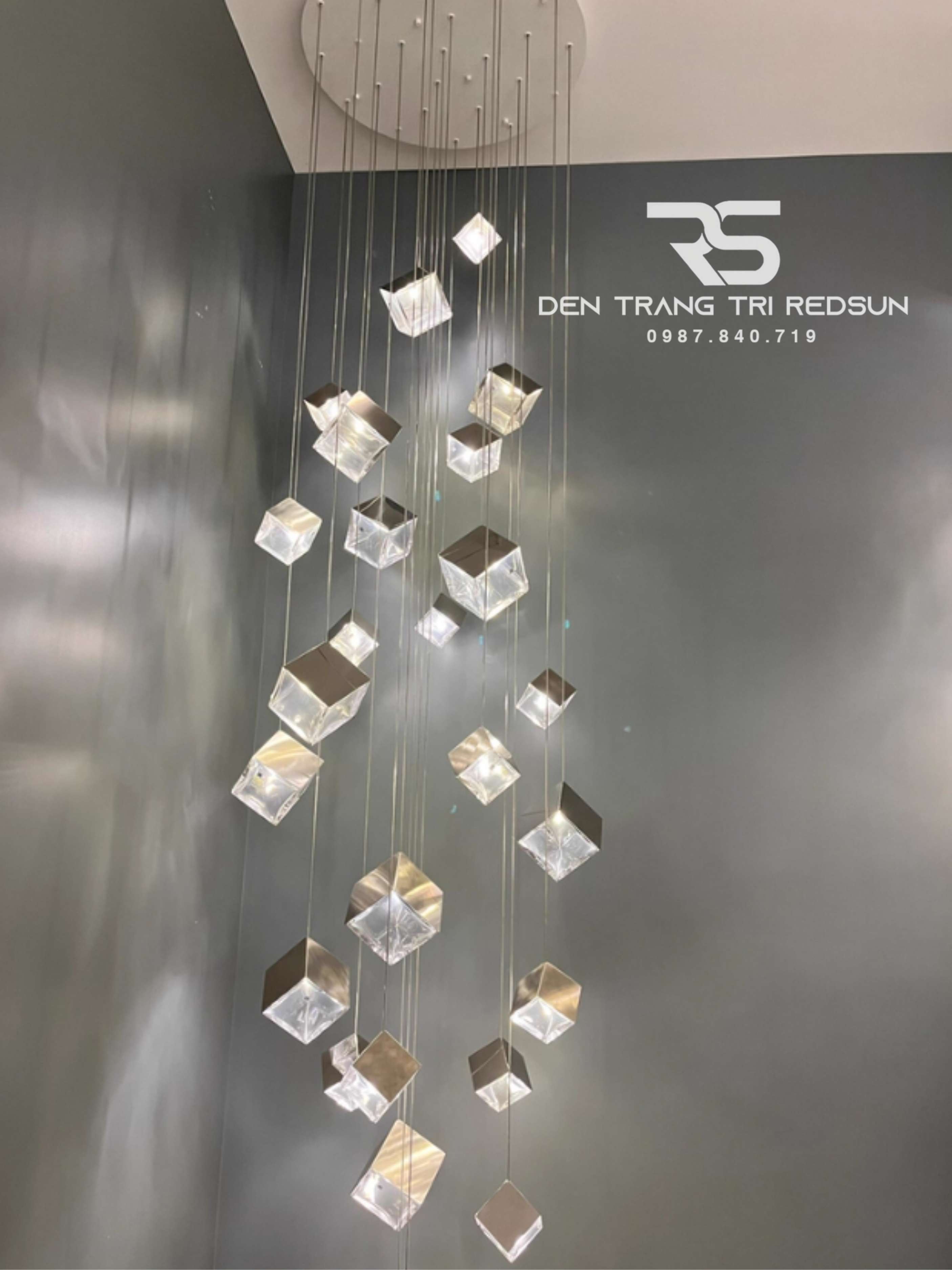 den-tha-thuy-tinh-hien-dai-hinh-khoi-vuong-lap-thong-tang-cau-thang-phong-khach-ban-an-htk-nk002