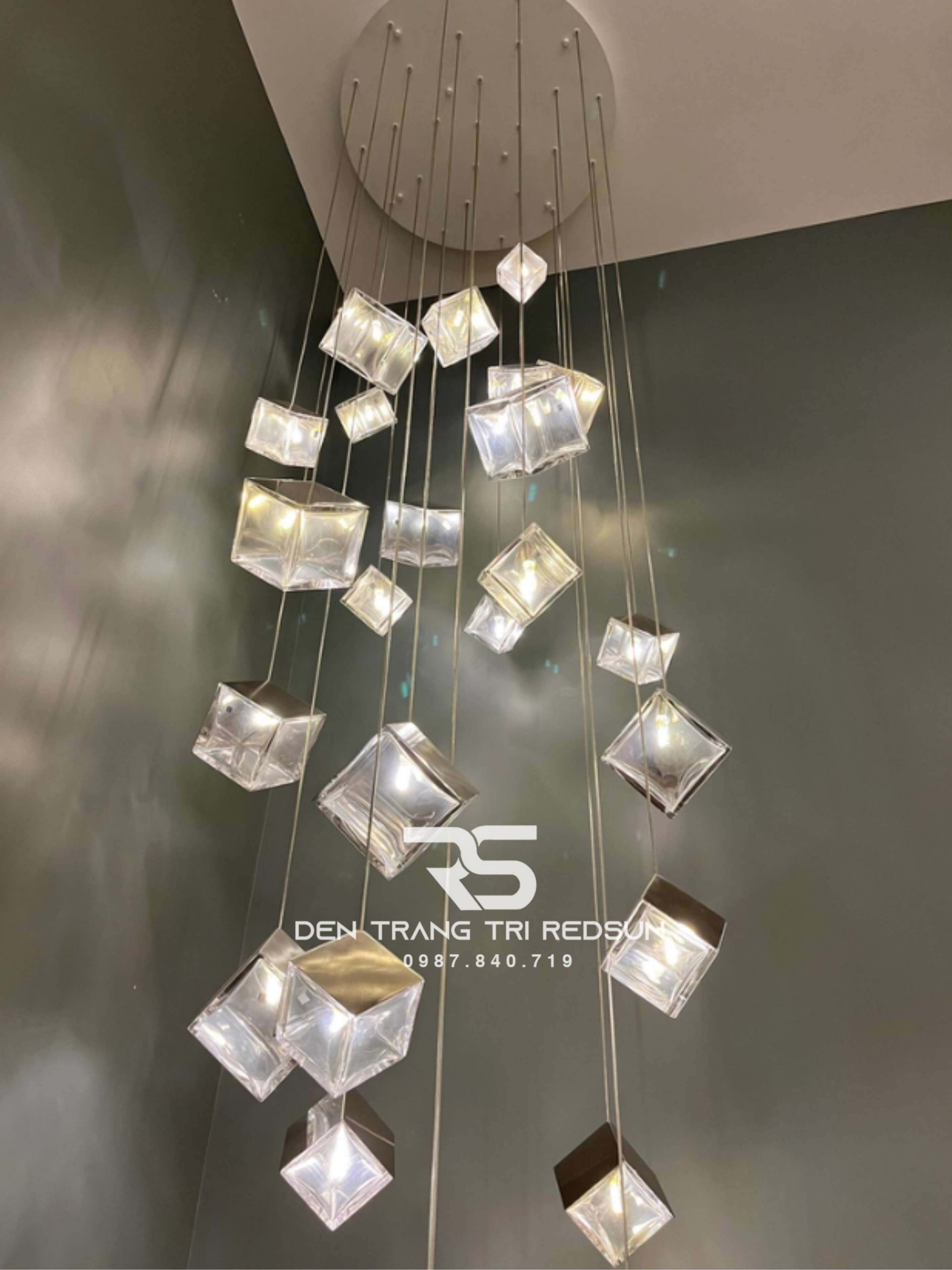 den-tha-thuy-tinh-hien-dai-hinh-khoi-vuong-lap-thong-tang-cau-thang-phong-khach-ban-an-htk-nk002