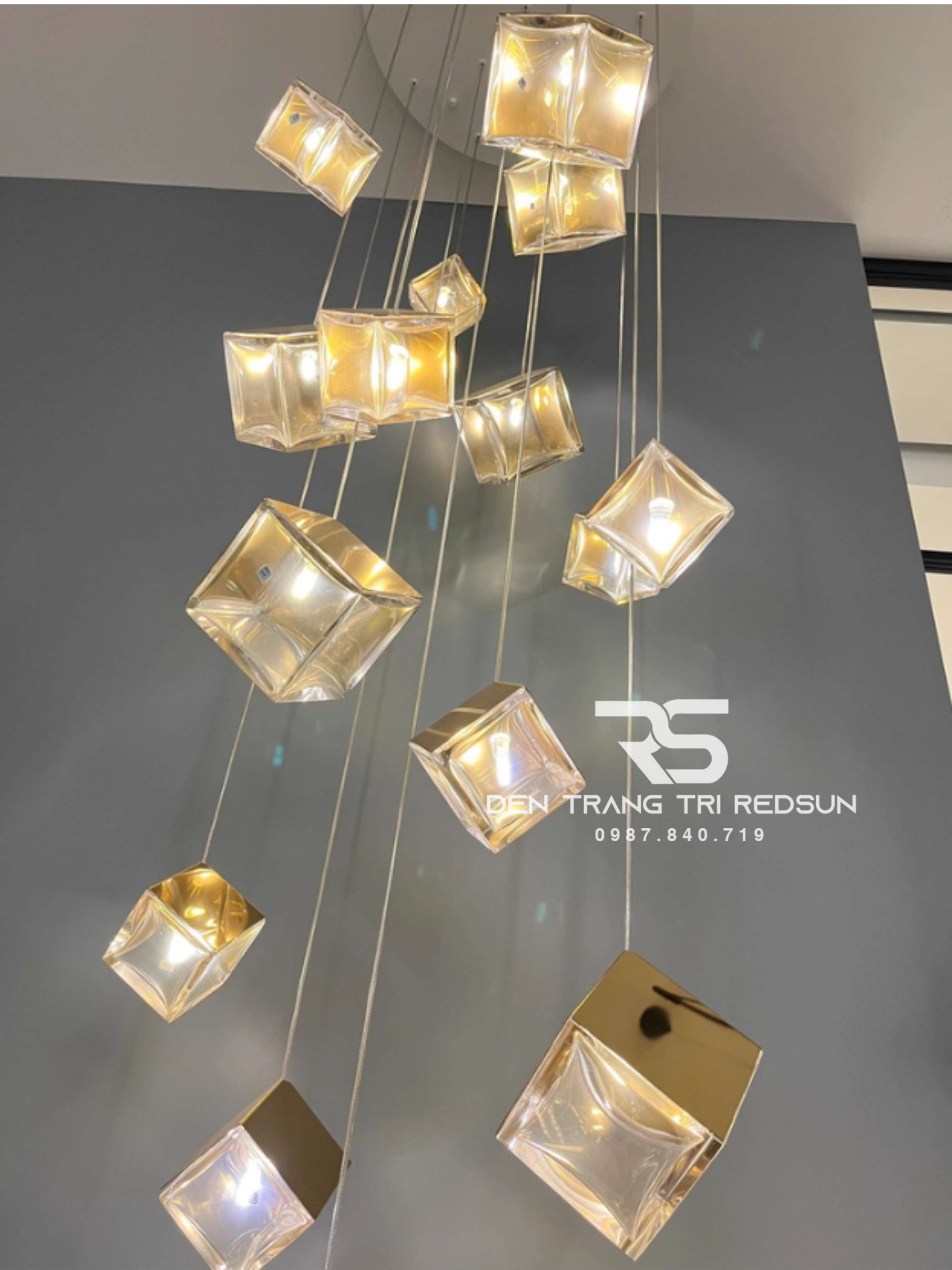 den-tha-thuy-tinh-hien-dai-hinh-khoi-vuong-lap-thong-tang-cau-thang-phong-khach-ban-an-htk-nk002