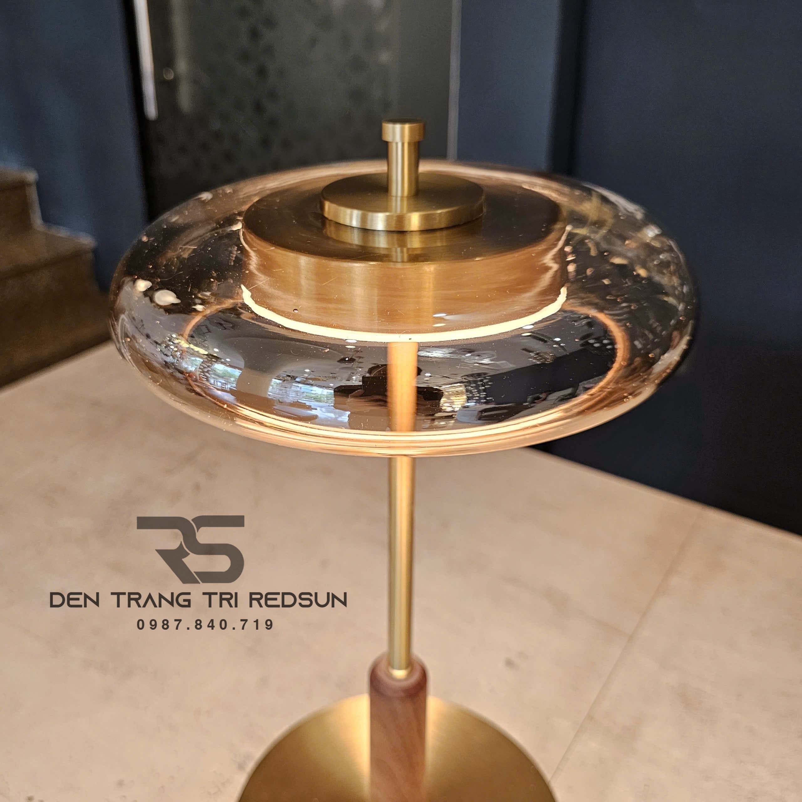 den-ban-phong-cach-vintage-db2109