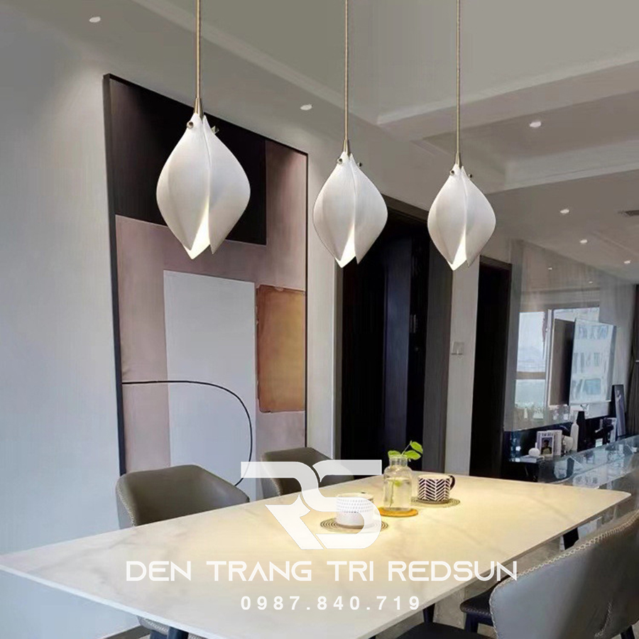 den-tha-phong-cach-hien-dai-dang-hoa-moc-lan-lap-phong-khach-thong-tang-sanh-hanh-lang-htk052