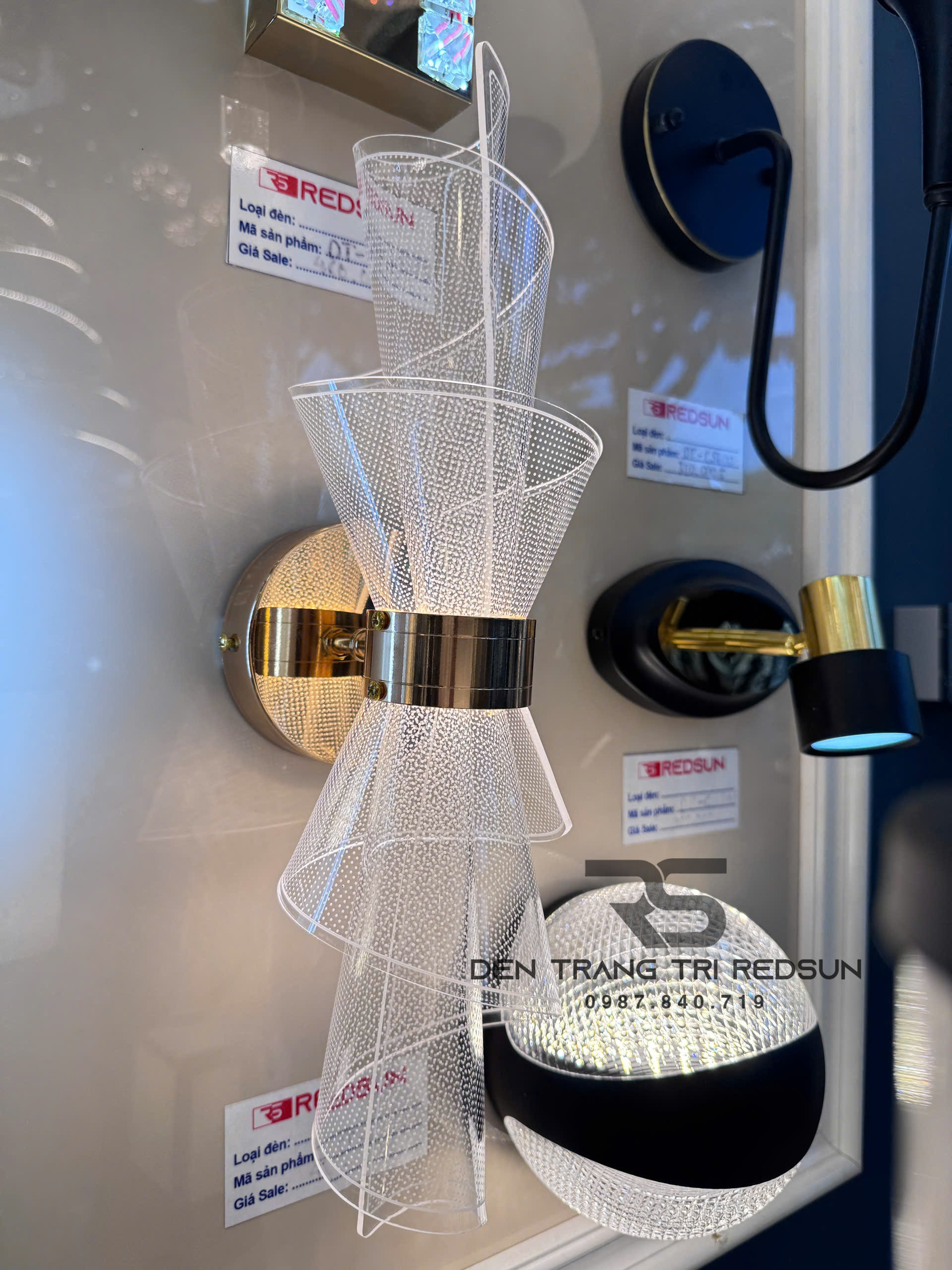 den-tuong-hien-dai-trang-tri-phong-khach-phong-ngu-cau-thang-dt-c601