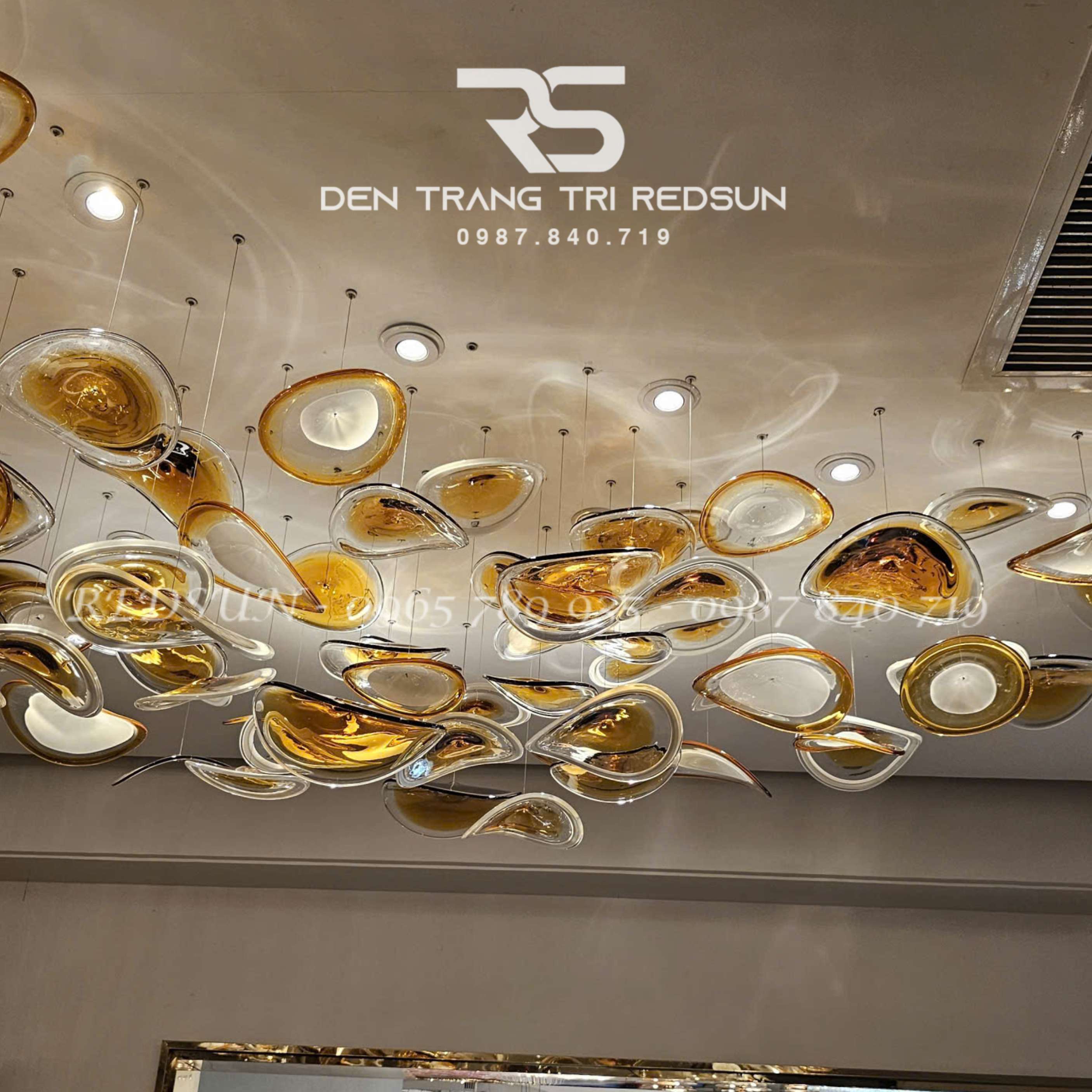 den-tha-thuy-tinh-hien-dai-hinh-la-lap-thong-tang-cau-thang-phong-khach-ban-an-htk-nk001