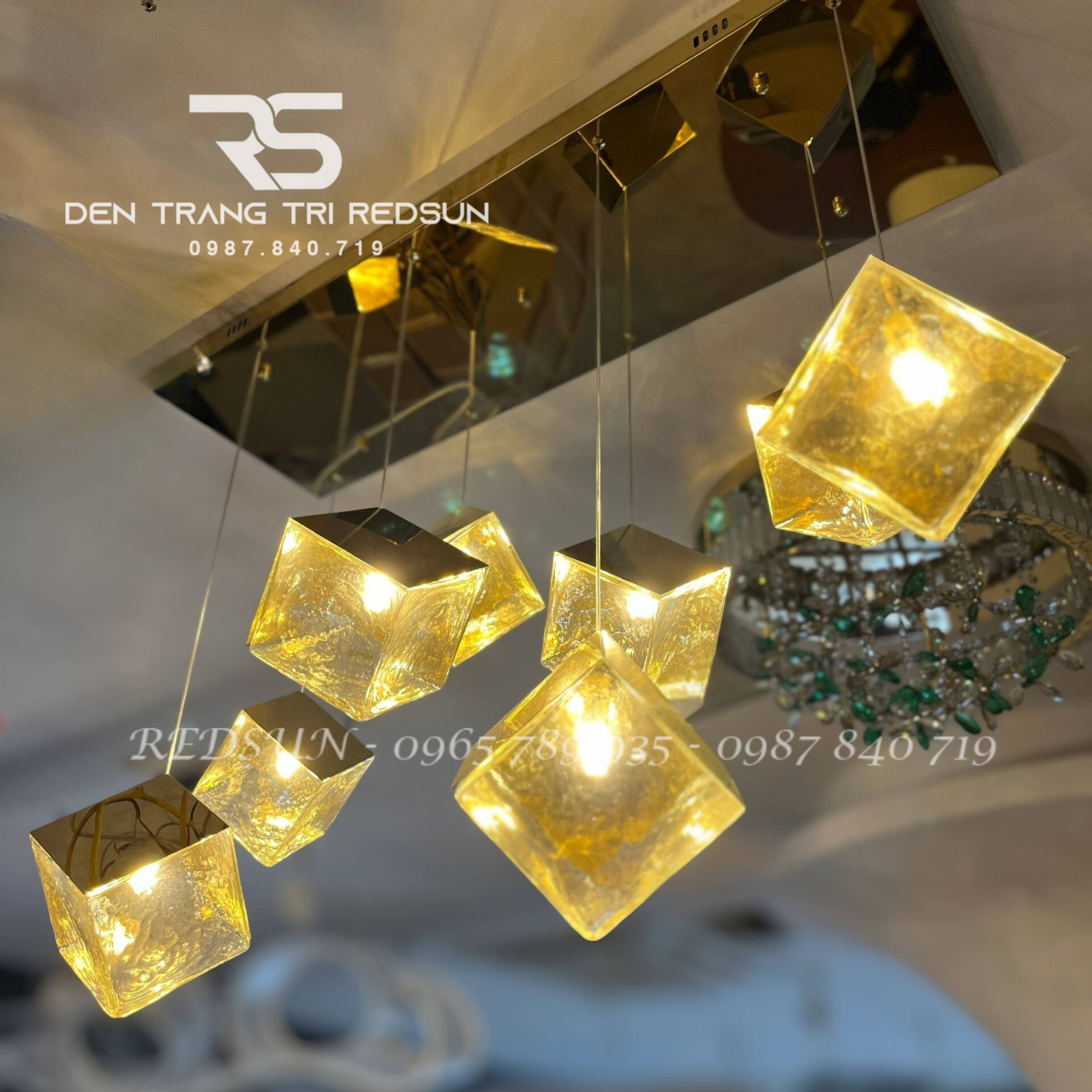 den-tha-thuy-tinh-hien-dai-hinh-khoi-vuong-lap-thong-tang-cau-thang-phong-khach-ban-an-htk-nk002