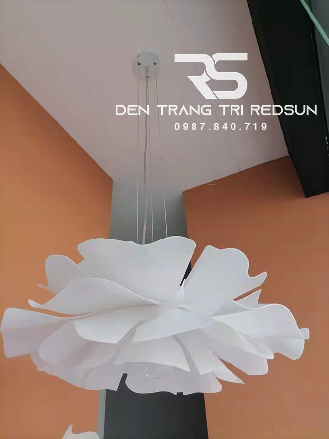 den-tha-tran-hien-dai-dang-hoa-chat-lieu-acrylic-phong-cach-bac-au-cdt-t042