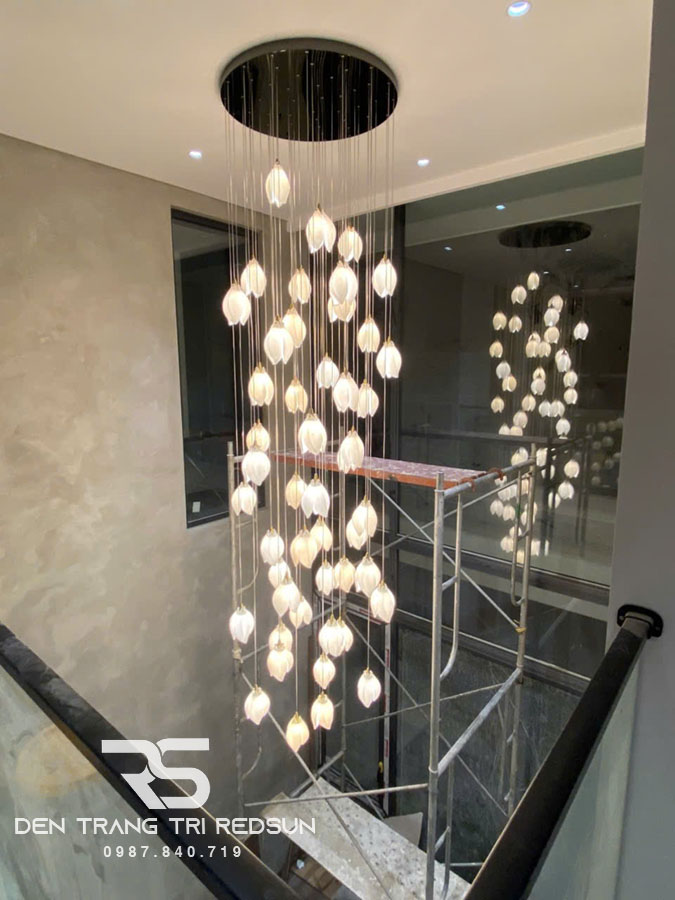 den-tha-phong-cach-hien-dai-dang-hoa-moc-lan-lap-phong-khach-thong-tang-sanh-hanh-lang-htk052