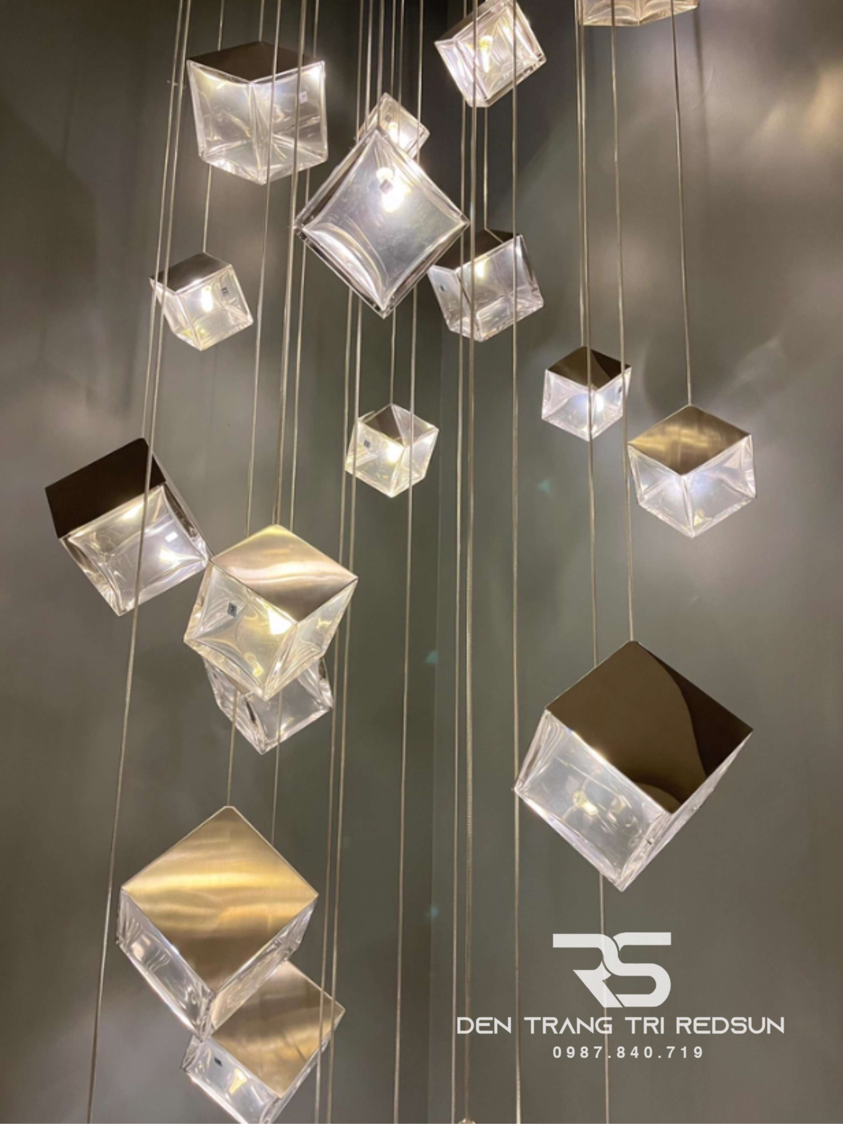 den-tha-thuy-tinh-hien-dai-hinh-khoi-vuong-lap-thong-tang-cau-thang-phong-khach-ban-an-htk-nk002