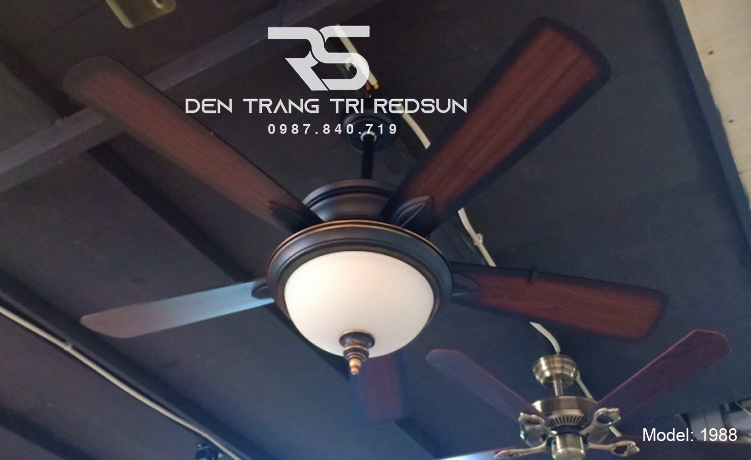 quat-tran-den-trang-tri-phong-khach-phong-ngu-1988