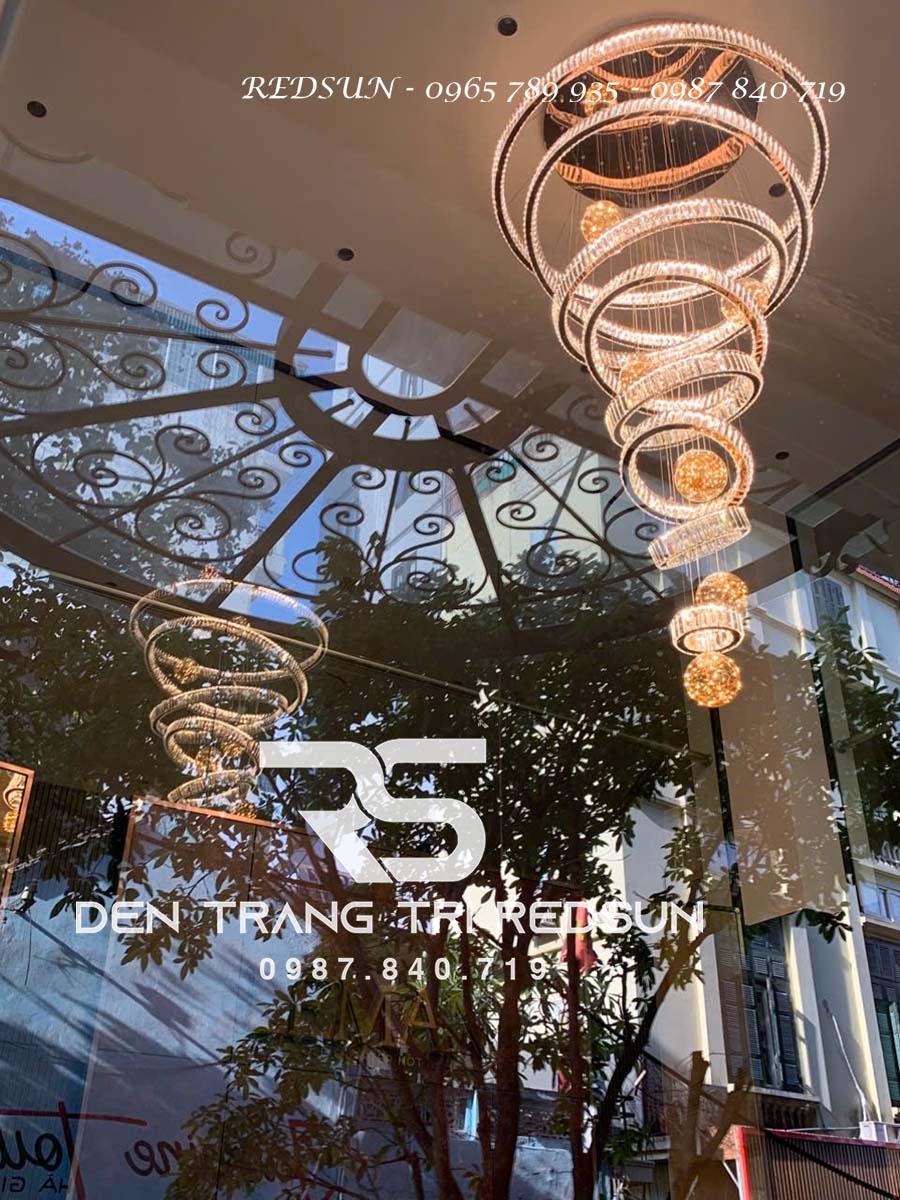 den-chum-pha-le-lap-thong-tang-sanh-khach-san-phong-khach-cau-thang-hien-dai-tpl131