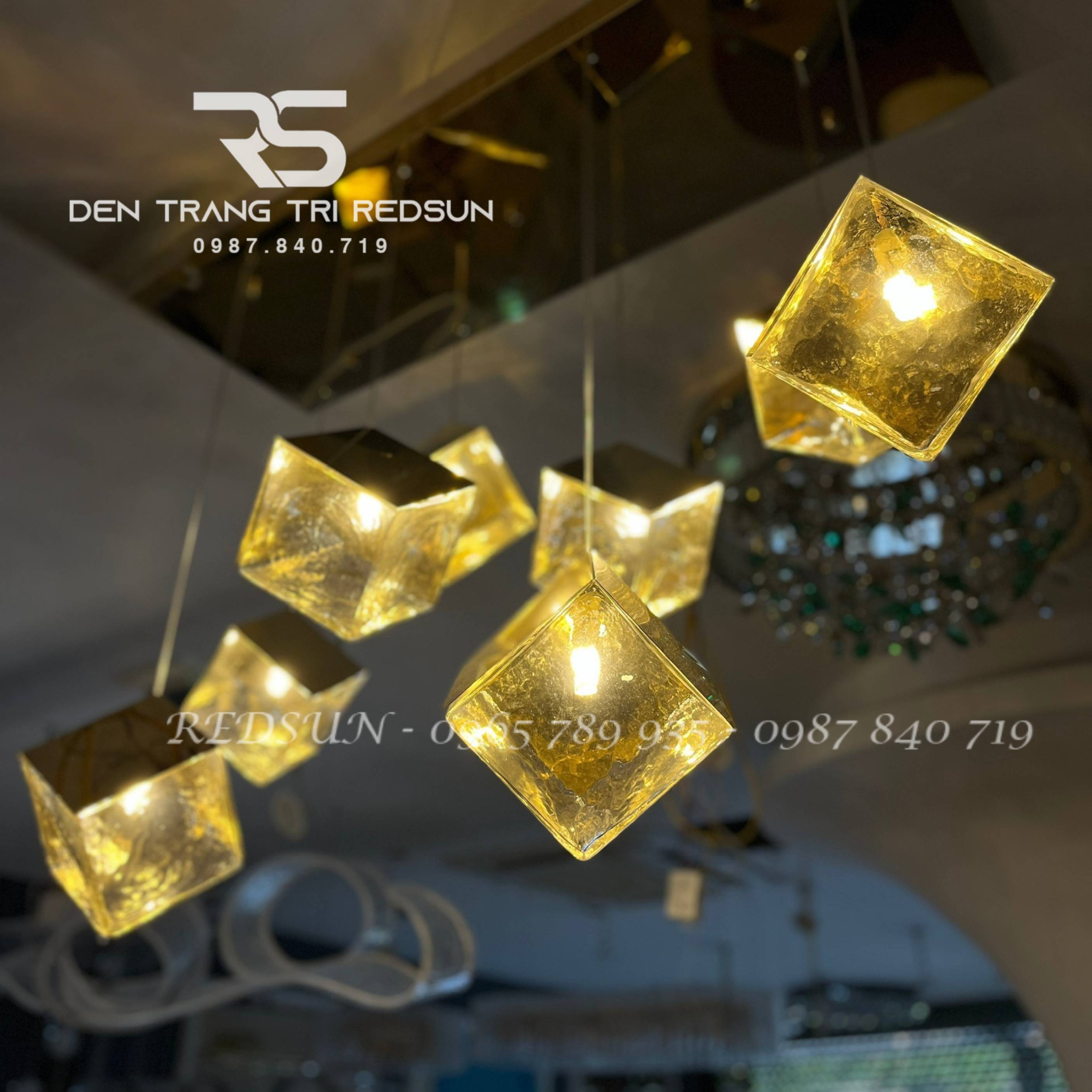 den-tha-thuy-tinh-hien-dai-hinh-khoi-vuong-lap-thong-tang-cau-thang-phong-khach-ban-an-htk-nk002