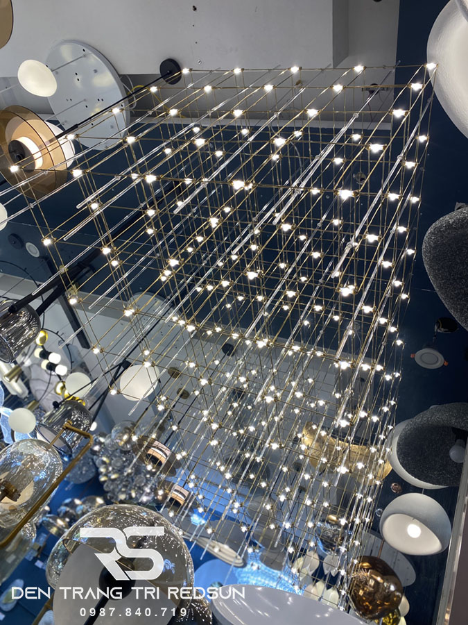 den-chum-lap-thong-tang-sanh-khach-san-phong-cach-bac-au-hien-dai-bau-troi-day-sao-dc-t086