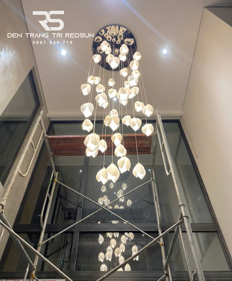 den-tha-phong-cach-hien-dai-dang-hoa-moc-lan-lap-phong-khach-thong-tang-sanh-hanh-lang-htk052