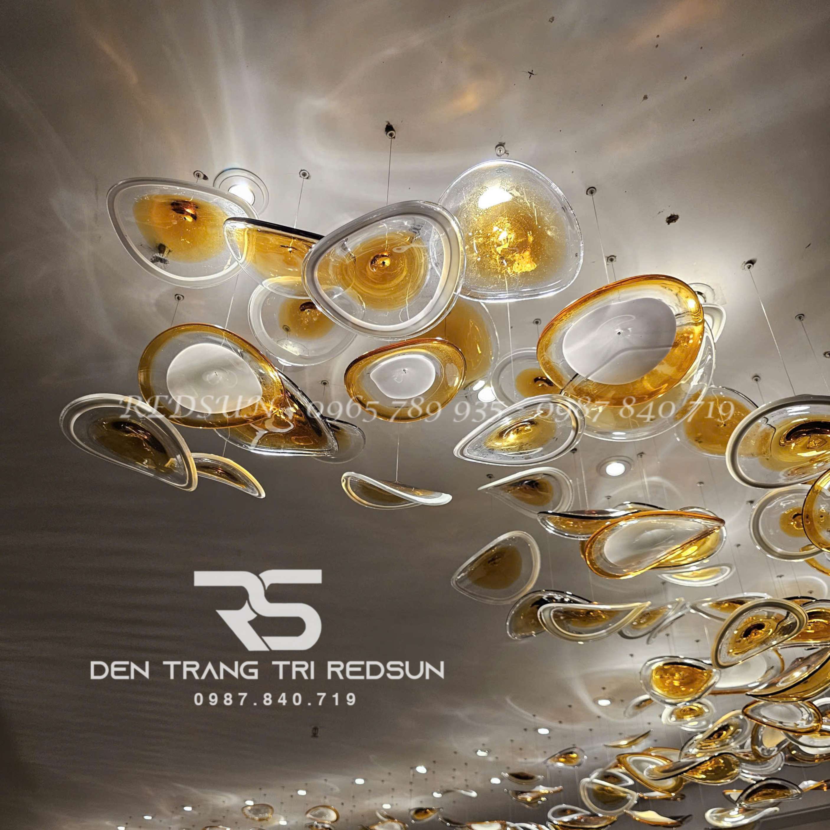 den-tha-thuy-tinh-hien-dai-hinh-la-lap-thong-tang-cau-thang-phong-khach-ban-an-htk-nk001